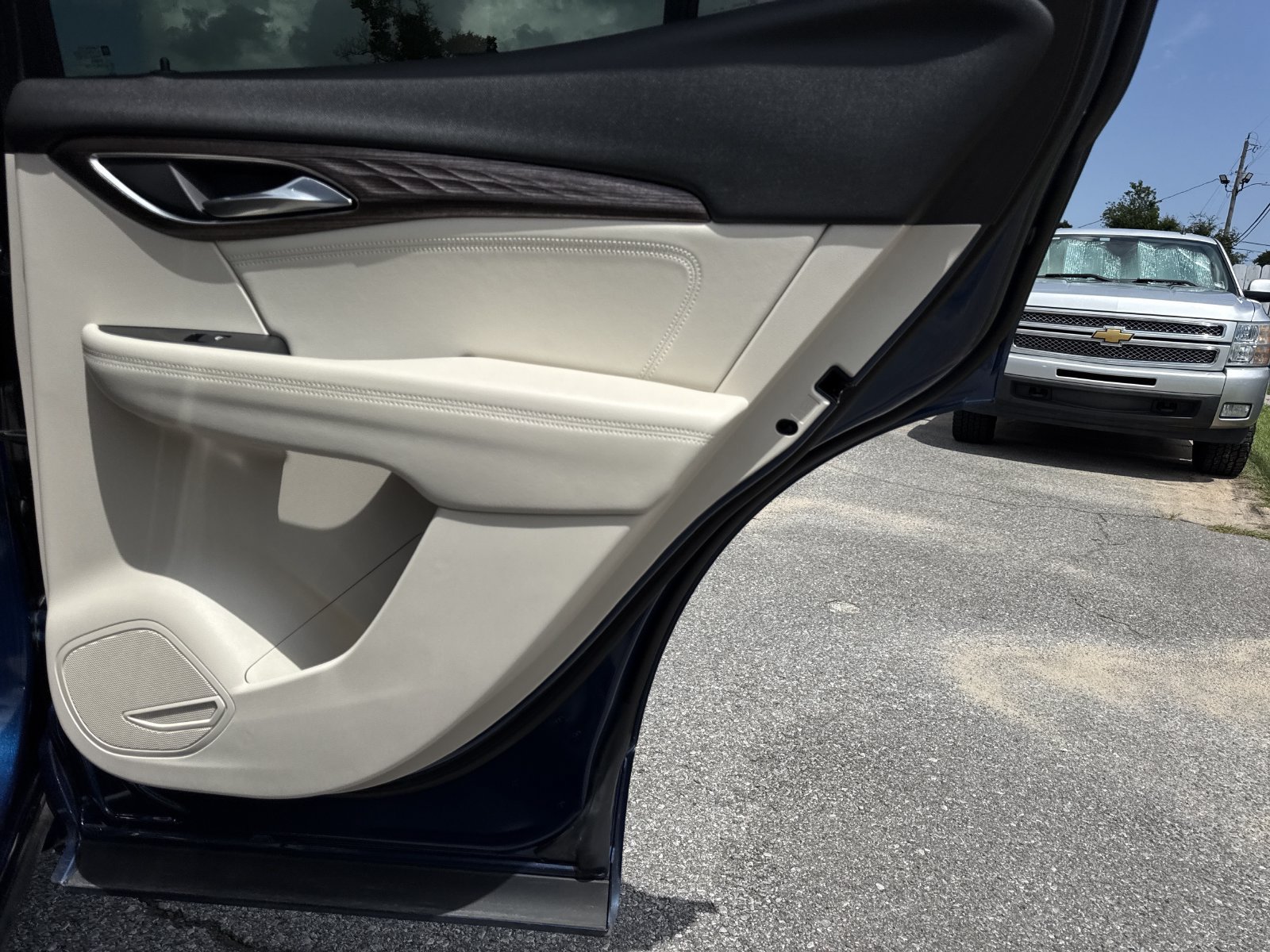 Used 2022 Buick Envision Avenir w/ Technology Package II FWD image 32