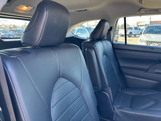 Used 2020 Toyota Highlander XLE image 28