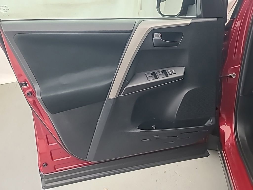 Used 2018 Toyota RAV4 LE image 21