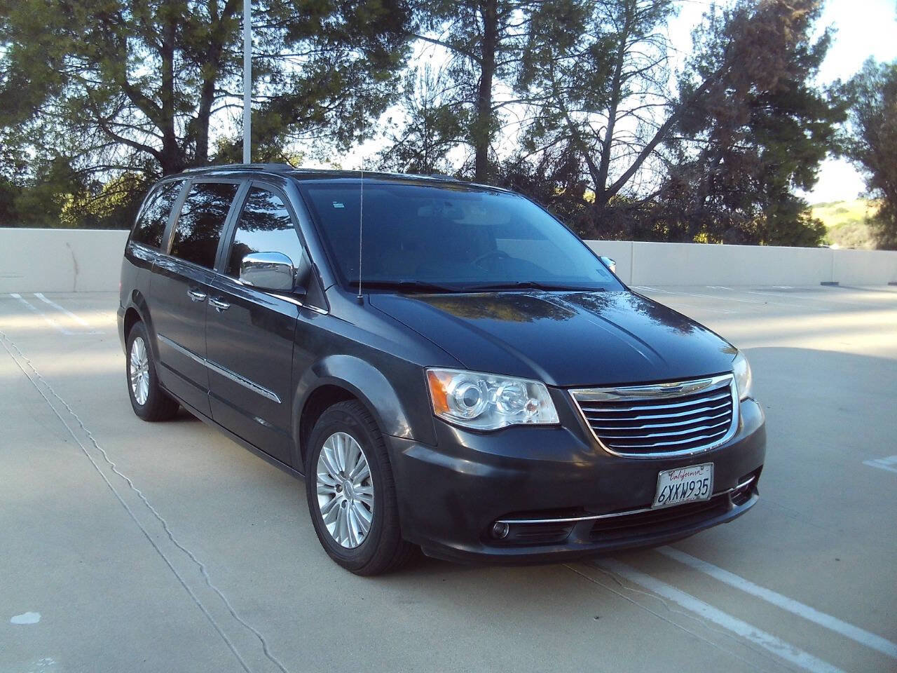 Used 2012 Chrysler Town & Country Limited w/ Luxury Group