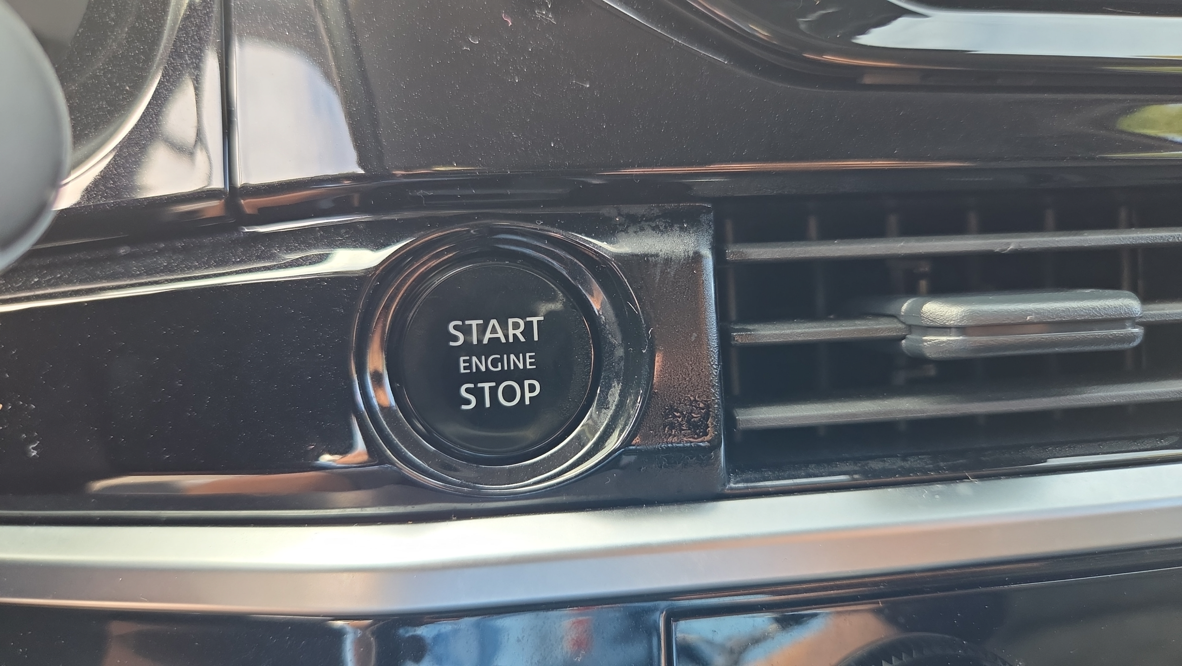 Used 2025 Nissan Pathfinder SV FWD image 32