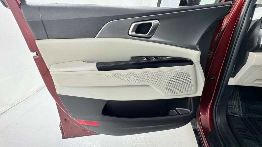 Used 2024 Kia Carnival LX FWD image 19