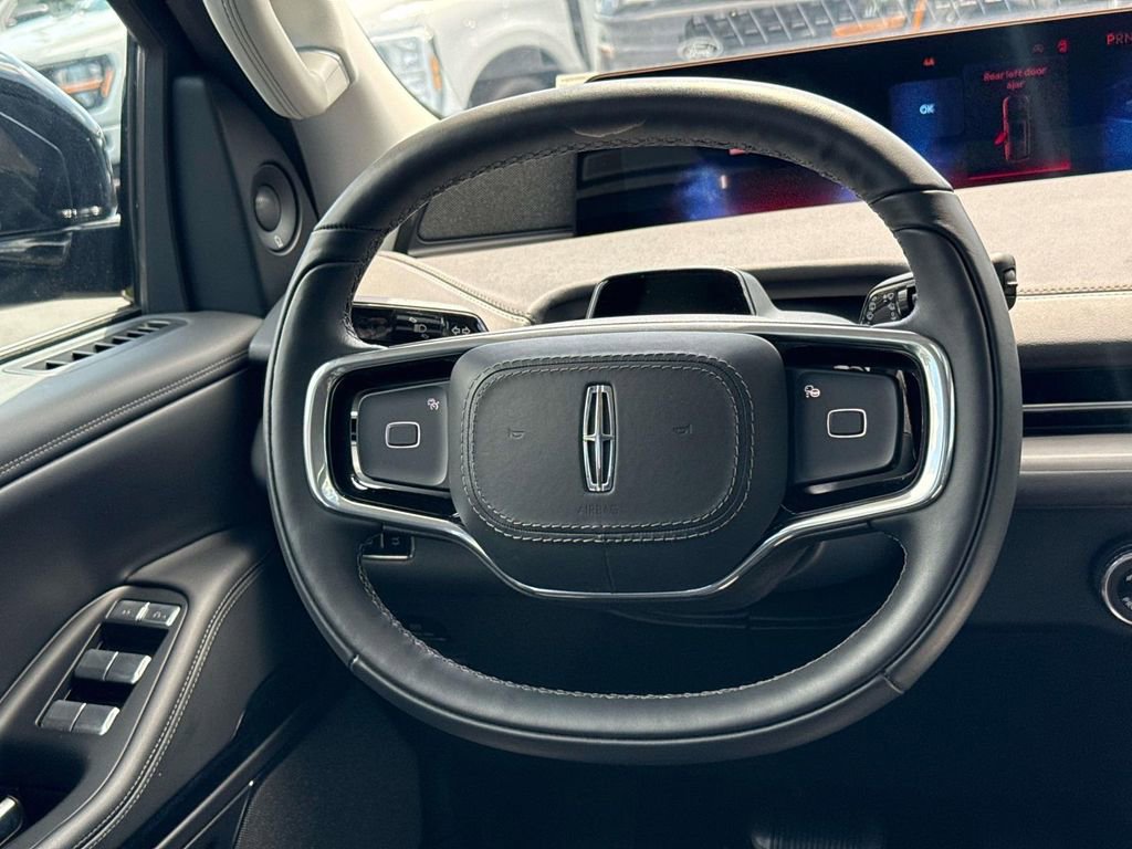 Used 2025 Lincoln Navigator Reserve image 14