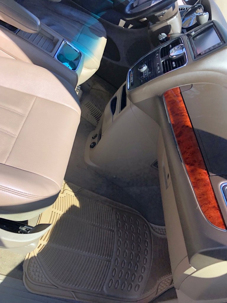 Used 2014 Chrysler Town & Country Touring FWD image 10