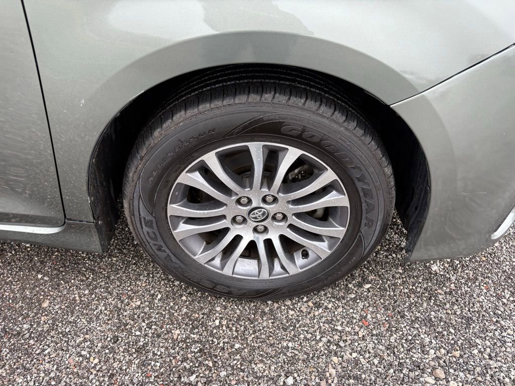 Used 2019 Toyota Sienna XLE FWD image 18