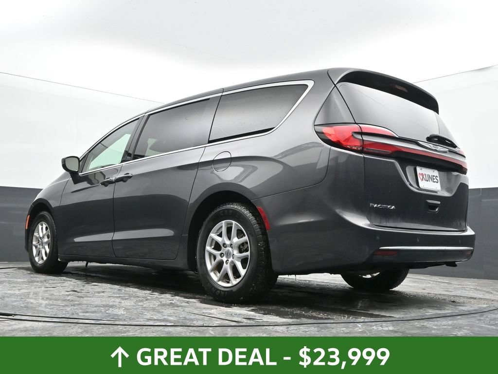 Used 2023 Chrysler Pacifica Touring-L image 47