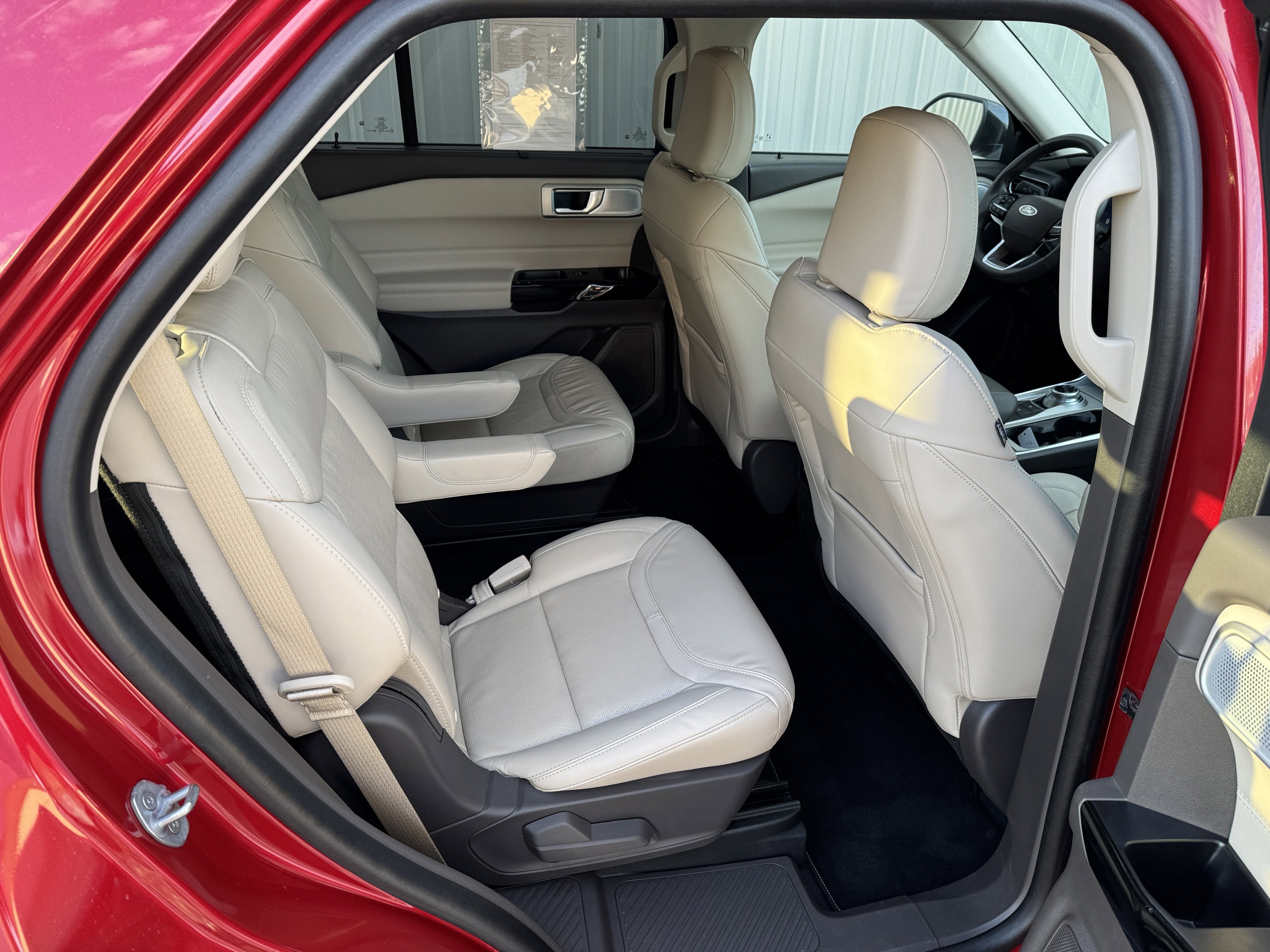 Used 2023 Ford Explorer Platinum w/ Premium Technology Package AWD/4WD image 34