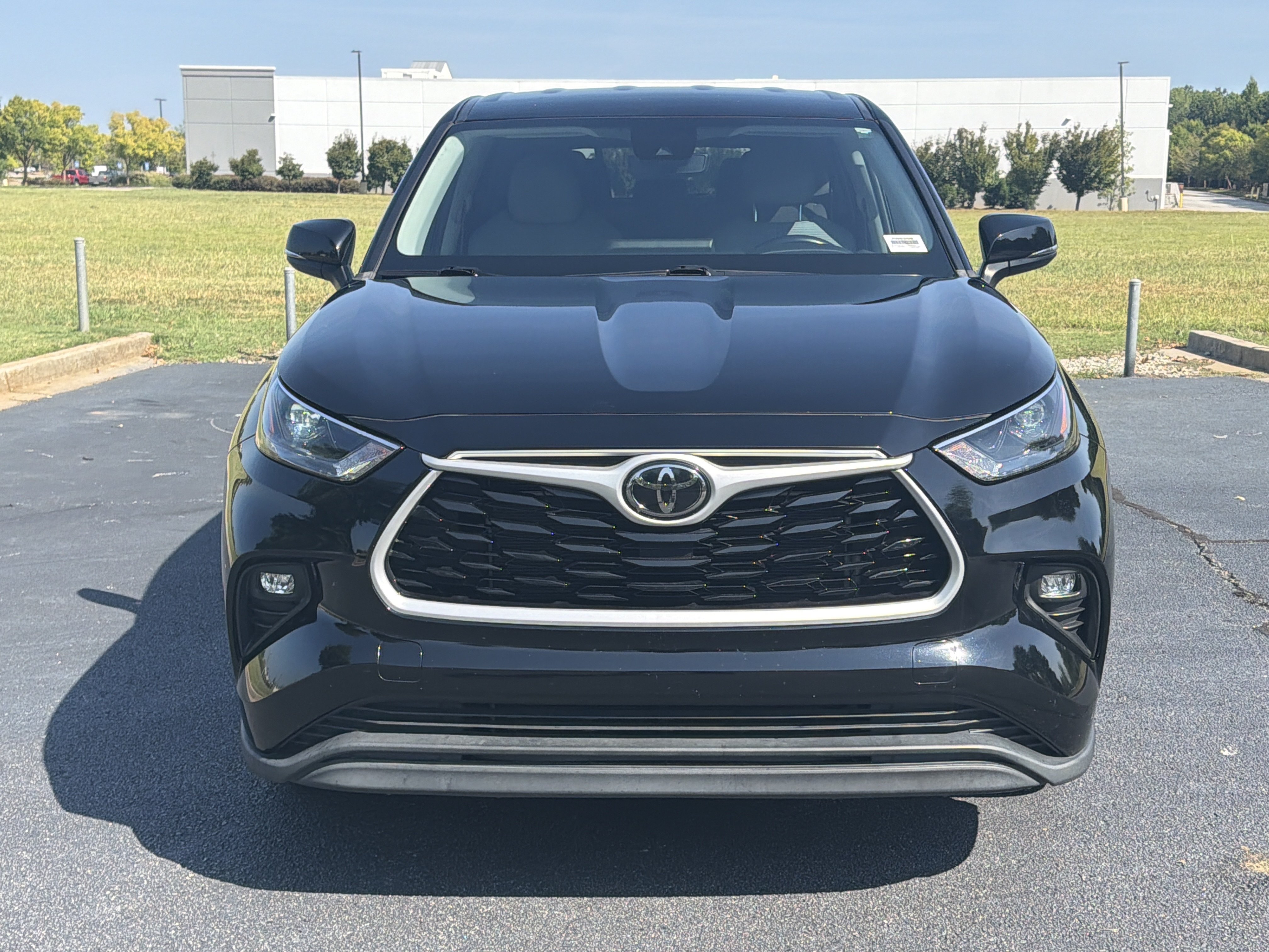 Used 2023 Toyota Highlander LE FWD image 3