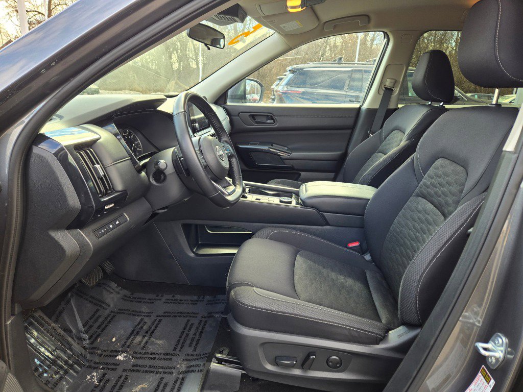 Used 2025 Nissan Pathfinder SV image 24