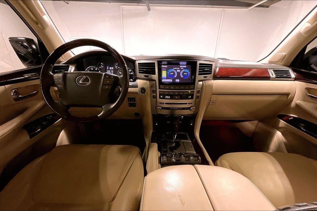 Used 2013 Lexus LX 570 4WD w/ Luxury Pkg image 18