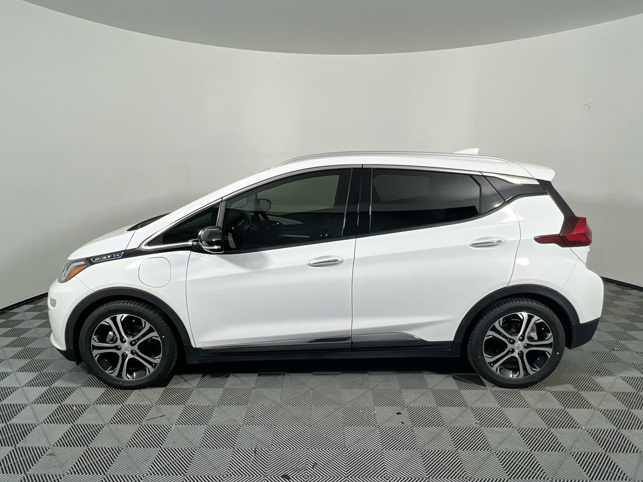 Used 2020 Chevrolet Bolt Premier w/ Infotainment Package FWD image 6