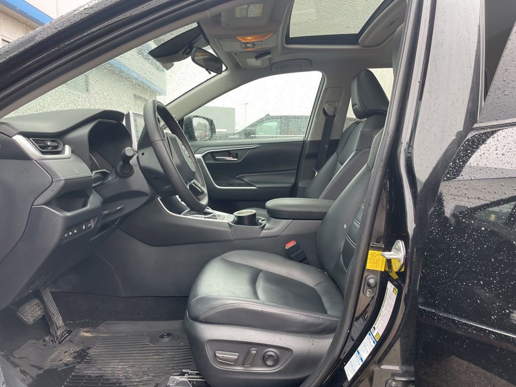 Used 2020 Toyota RAV4 XLE Premium image 12