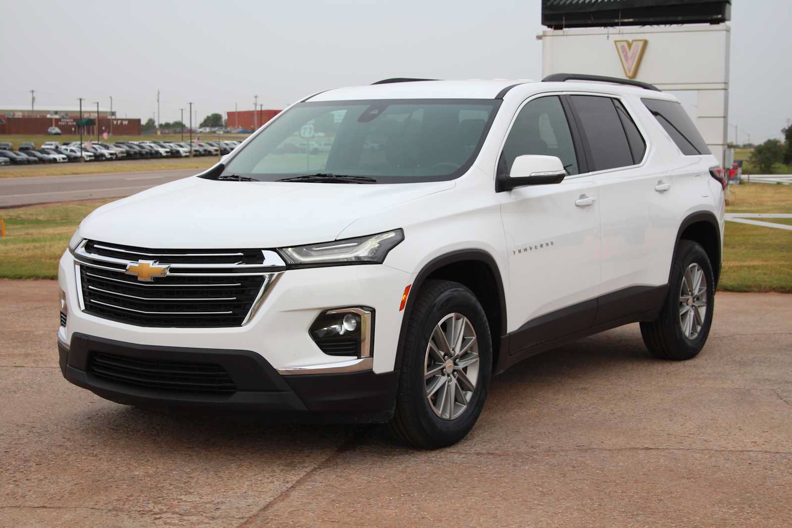 Used 2023 Chevrolet Traverse LT FWD image 4
