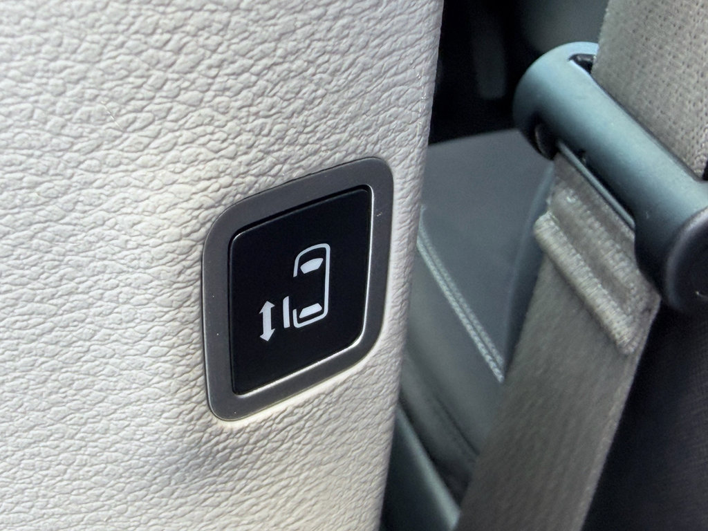 Used 2022 Chrysler Voyager LX FWD image 10