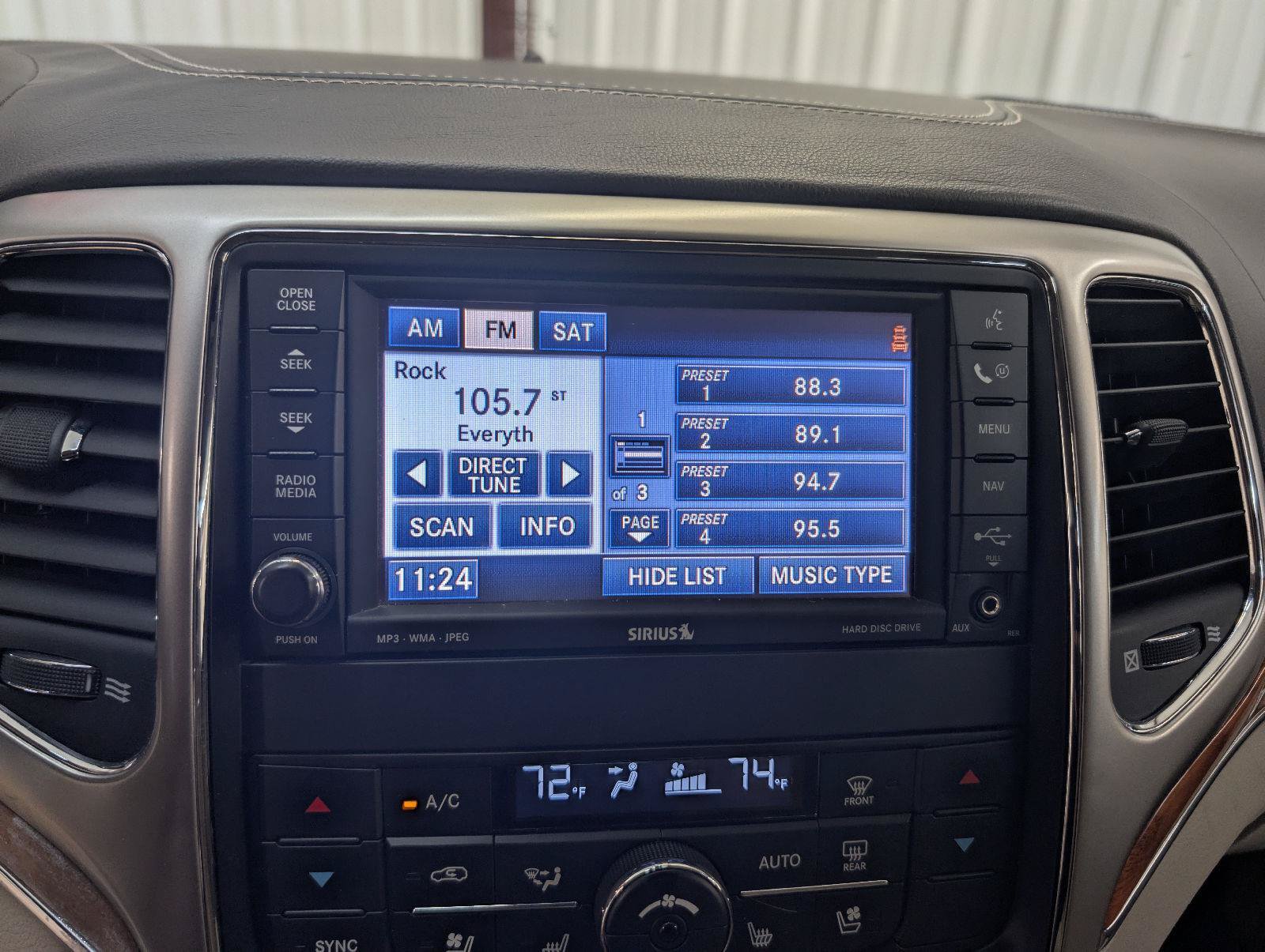 Used 2011 Jeep Grand Cherokee Overland AWD/4WD image 25