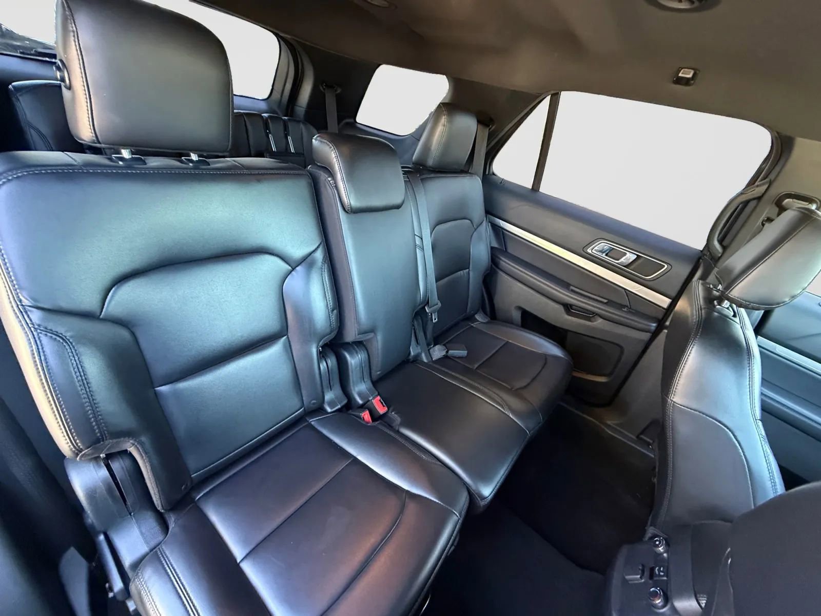 Used 2019 Ford Explorer XLT w/ Equipment Group 202A AWD/4WD image 19