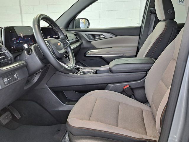 Used 2025 Chevrolet Traverse LT image 23