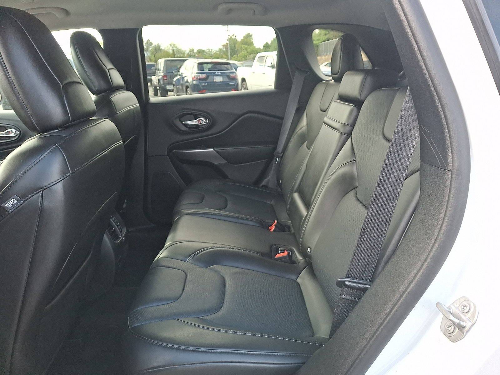 Used 2019 Jeep Cherokee Limited AWD/4WD image 10