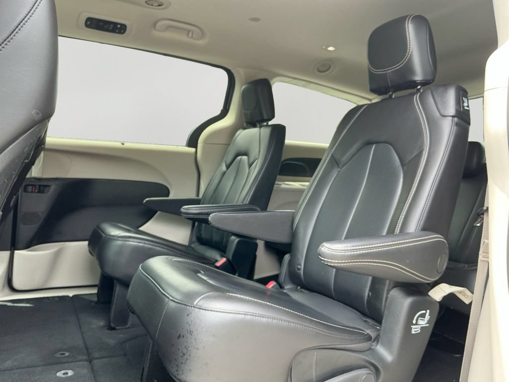 Used 2023 Chrysler Pacifica Touring-L FWD image 15