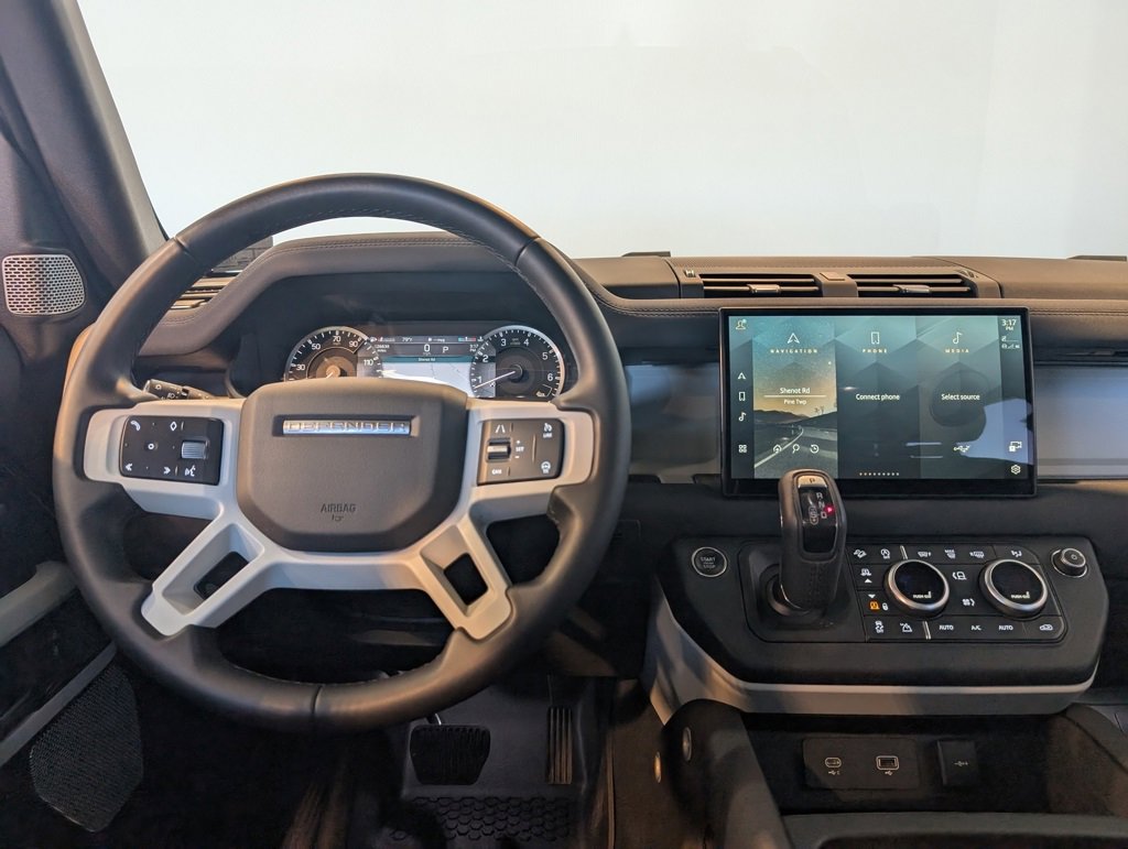 Used 2023 Land Rover Defender 130 SE image 17