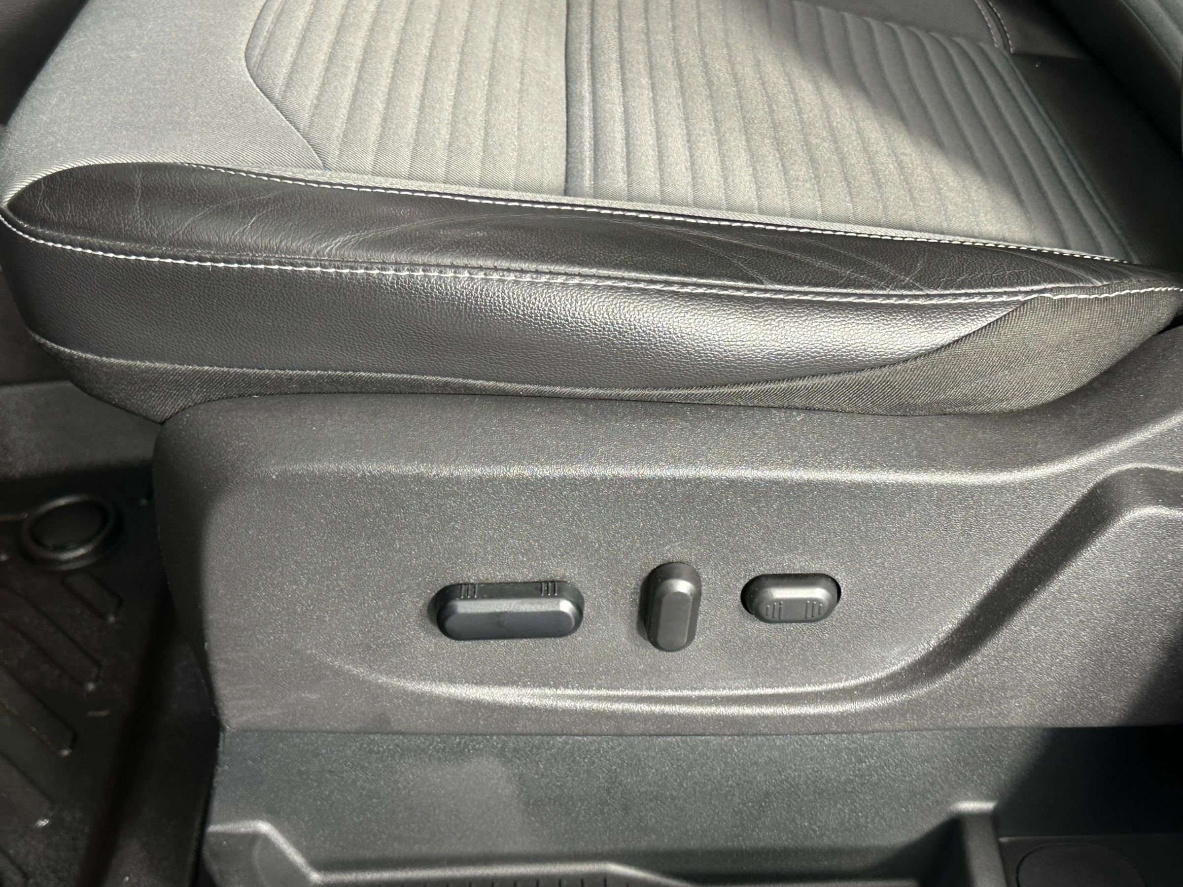 Used 2018 Ford Escape SE w/ Ford Safe & Smart Package AWD/4WD image 34