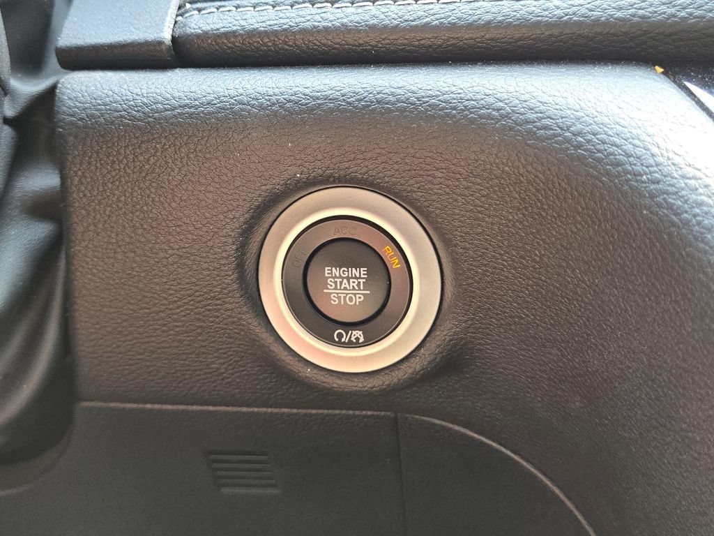 Used 2025 Chrysler Pacifica Limited FWD image 33