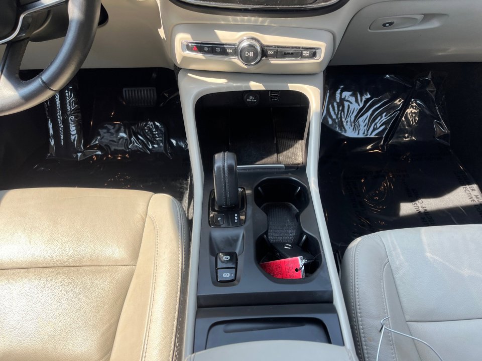 Used 2019 Volvo XC40 T4 Momentum image 22