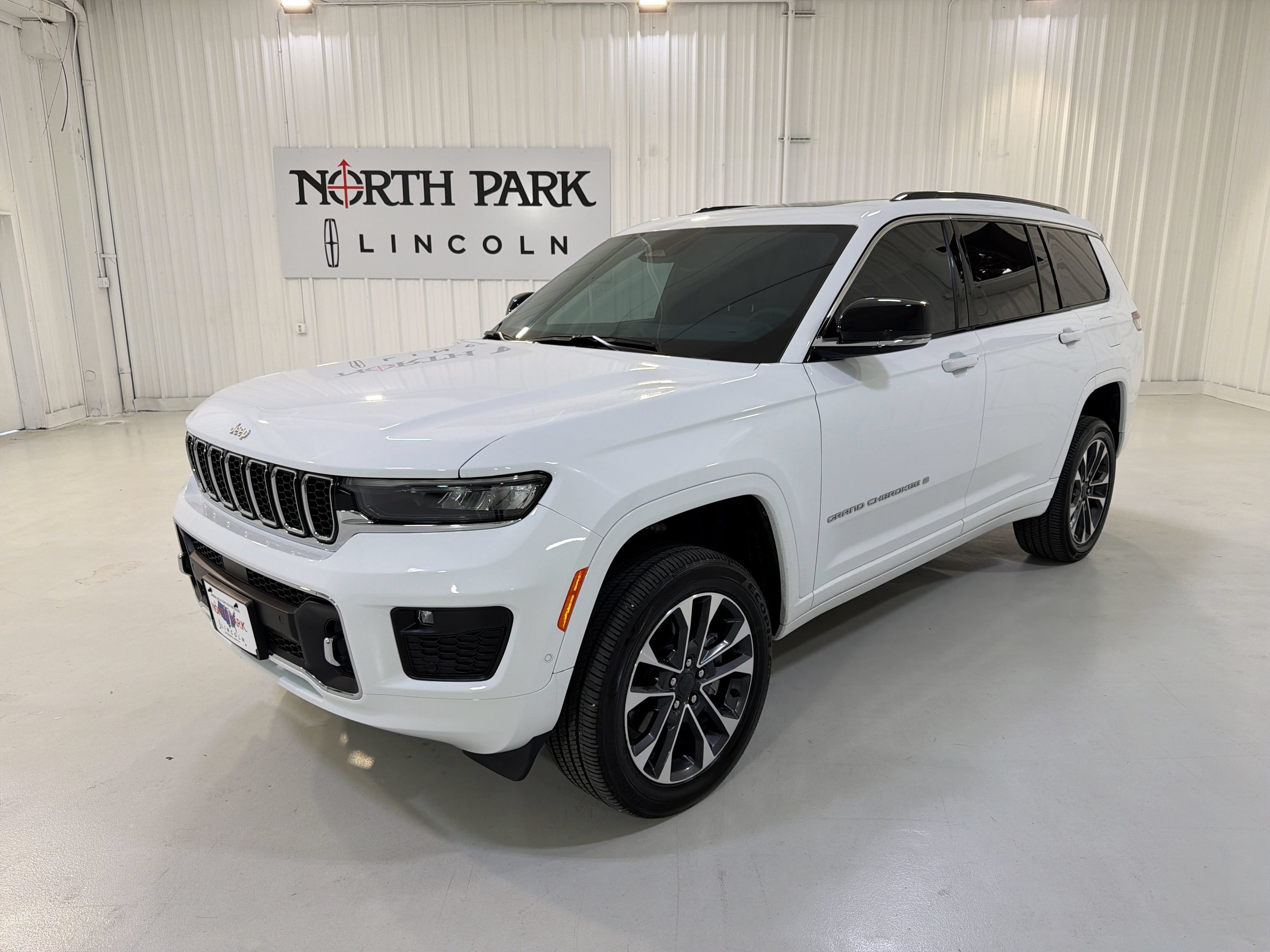 Used 2025 Jeep Grand Cherokee L Overland AWD/4WD image 1