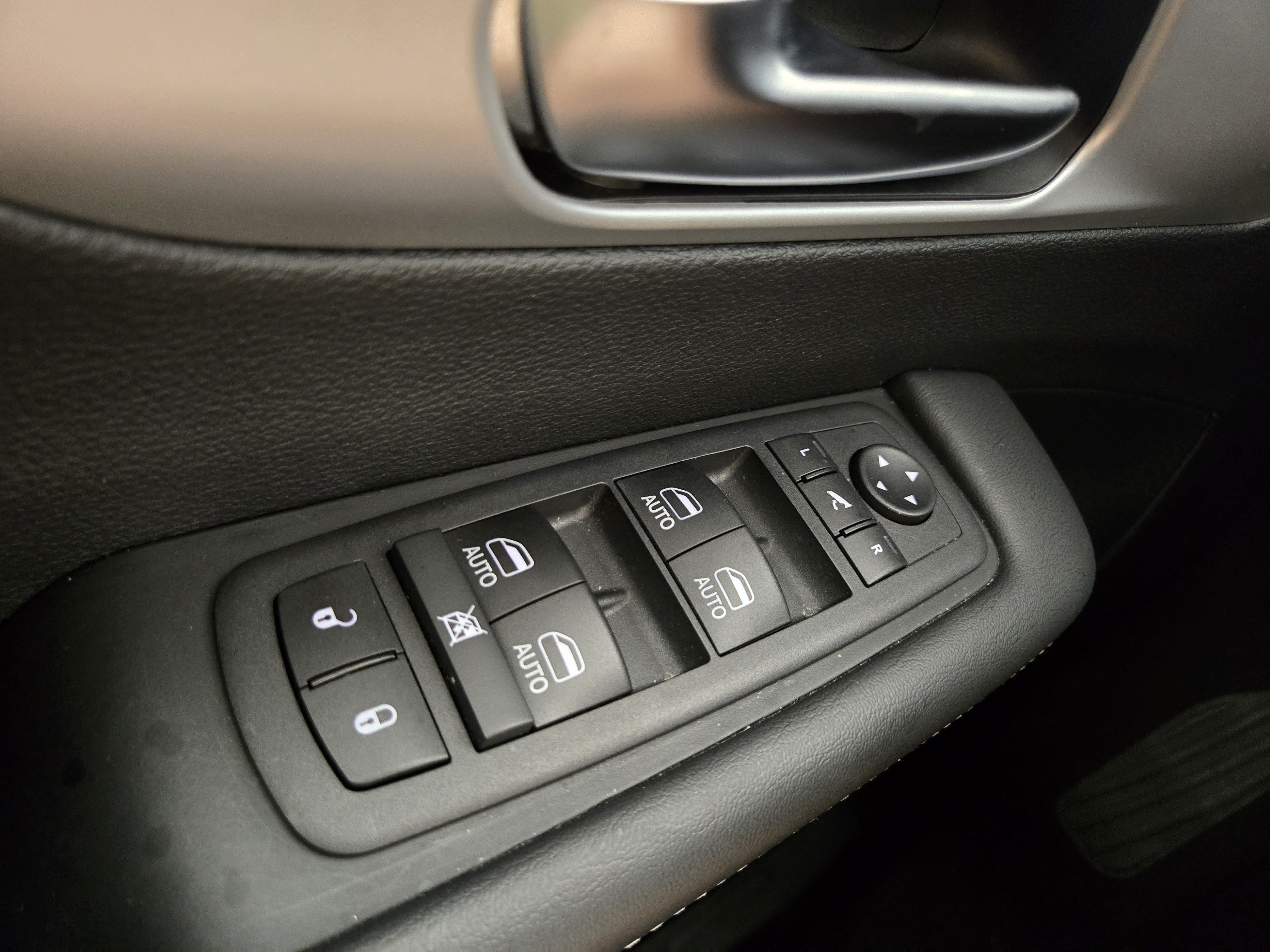 Used 2025 Chrysler Pacifica Limited FWD image 33