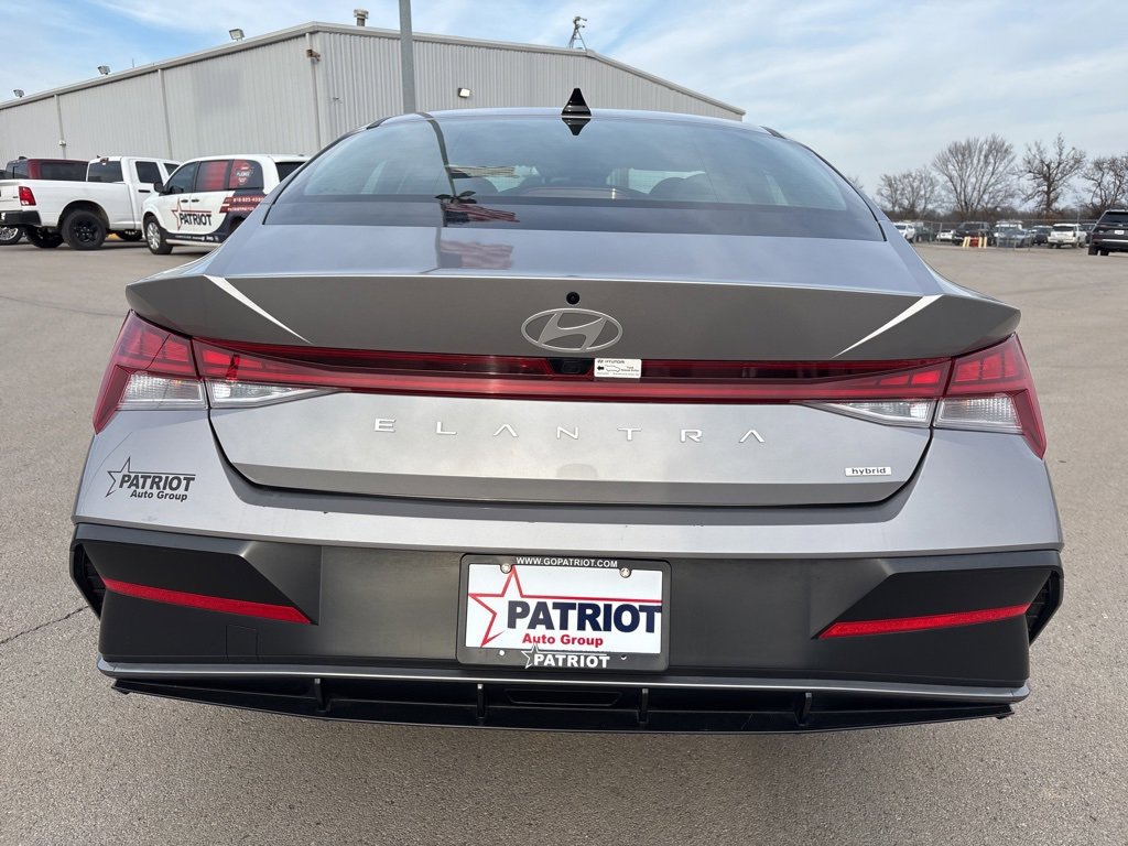 Used 2025 Hyundai Elantra Limited image 4