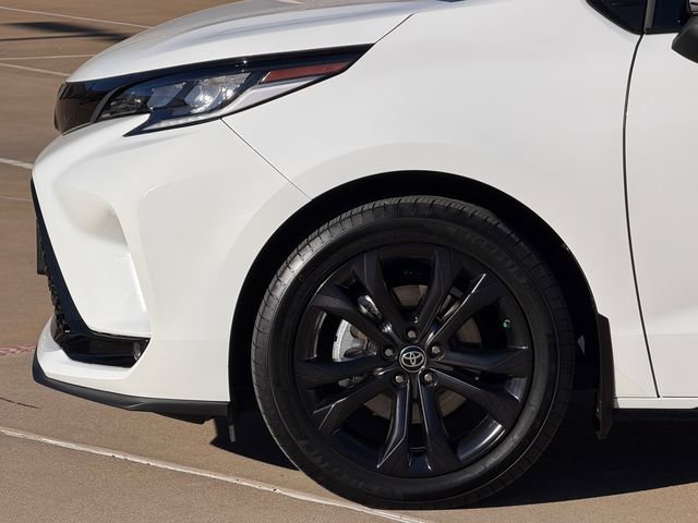 Used 2025 Toyota Sienna XSE FWD image 5