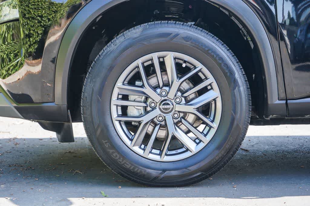 Used 2023 Nissan Rogue S AWD/4WD image 9