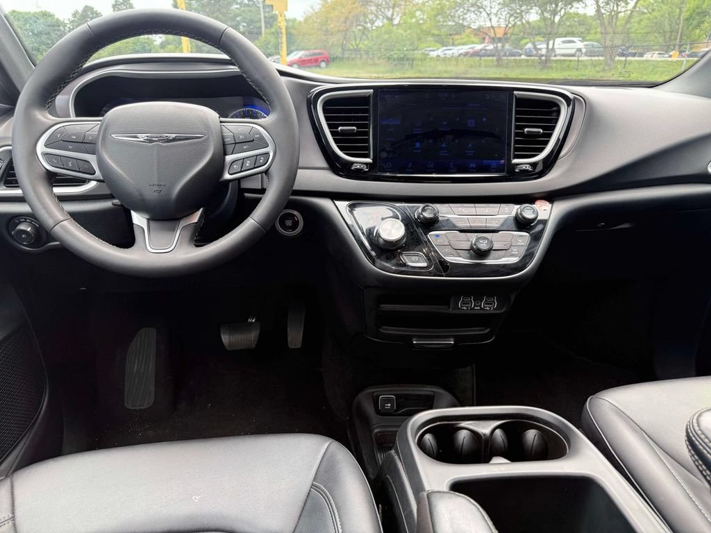 Used 2025 Chrysler Pacifica Select FWD image 14
