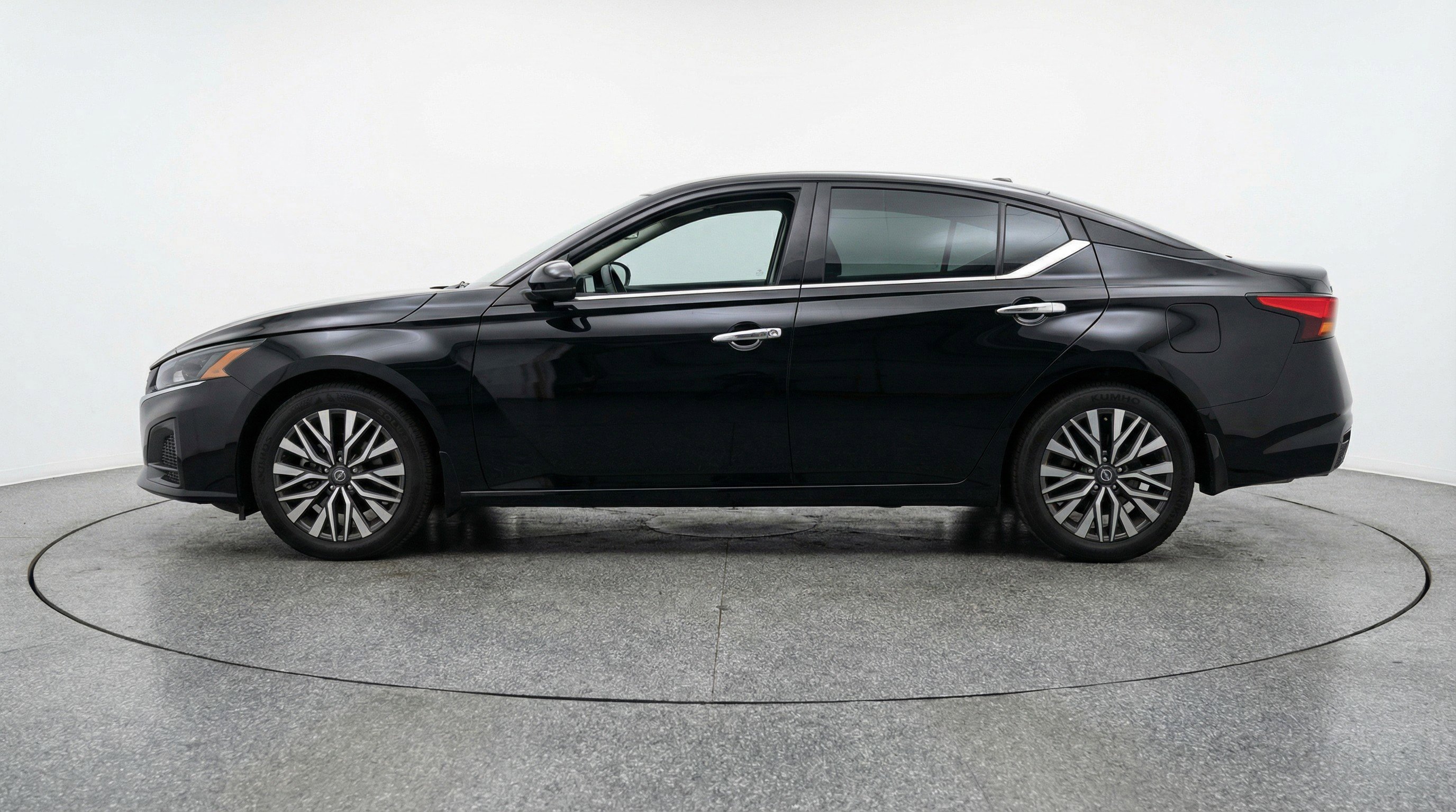 Used 2025 Nissan Altima 2.5 SV image 5