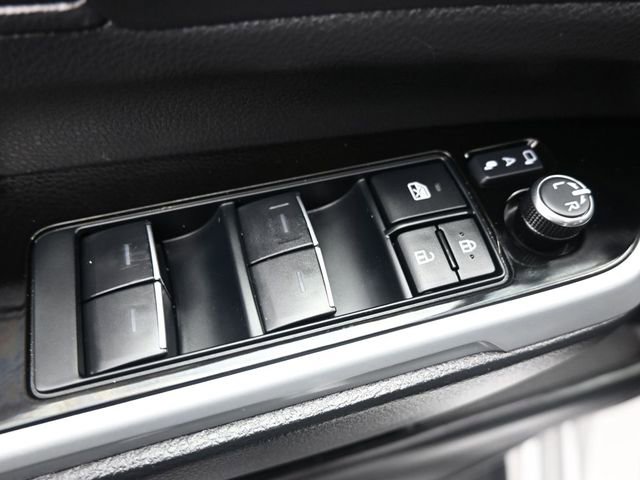 Used 2025 Toyota Sienna Limited image 13