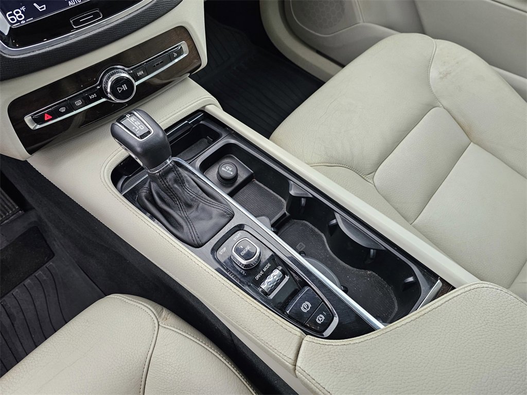 Used 2016 Volvo XC90 T6 Momentum w/ Momentum Plus Package image 24