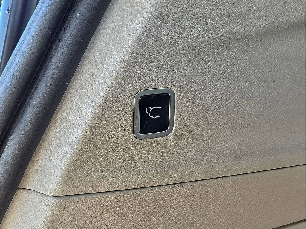 Used 2023 Chrysler Pacifica Limited image 16