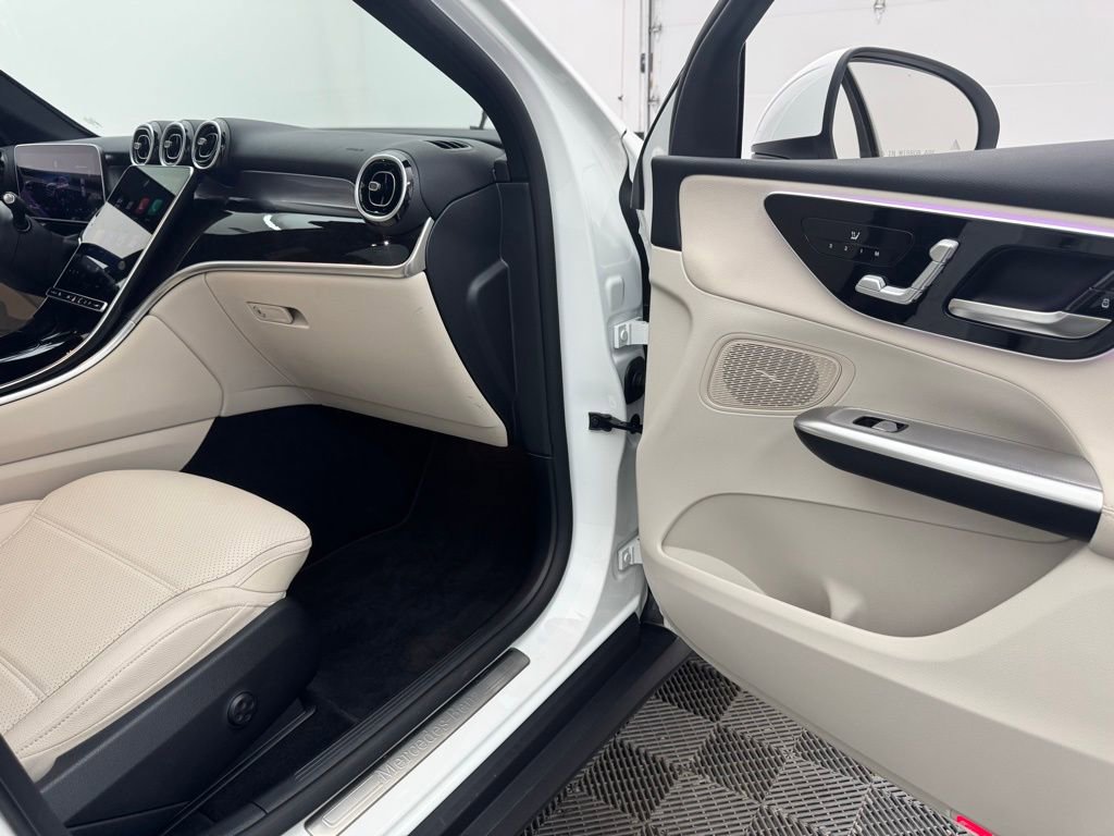 Used 2025 Mercedes-Benz GLC 300 4MATIC image 40