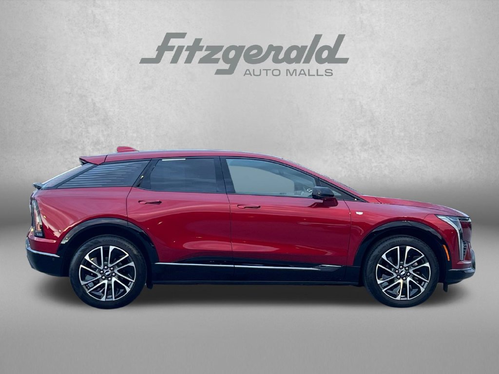 Used 2025 Cadillac Optiq Sport 2 w/ LPO, Floor Liner Package AWD/4WD image 3