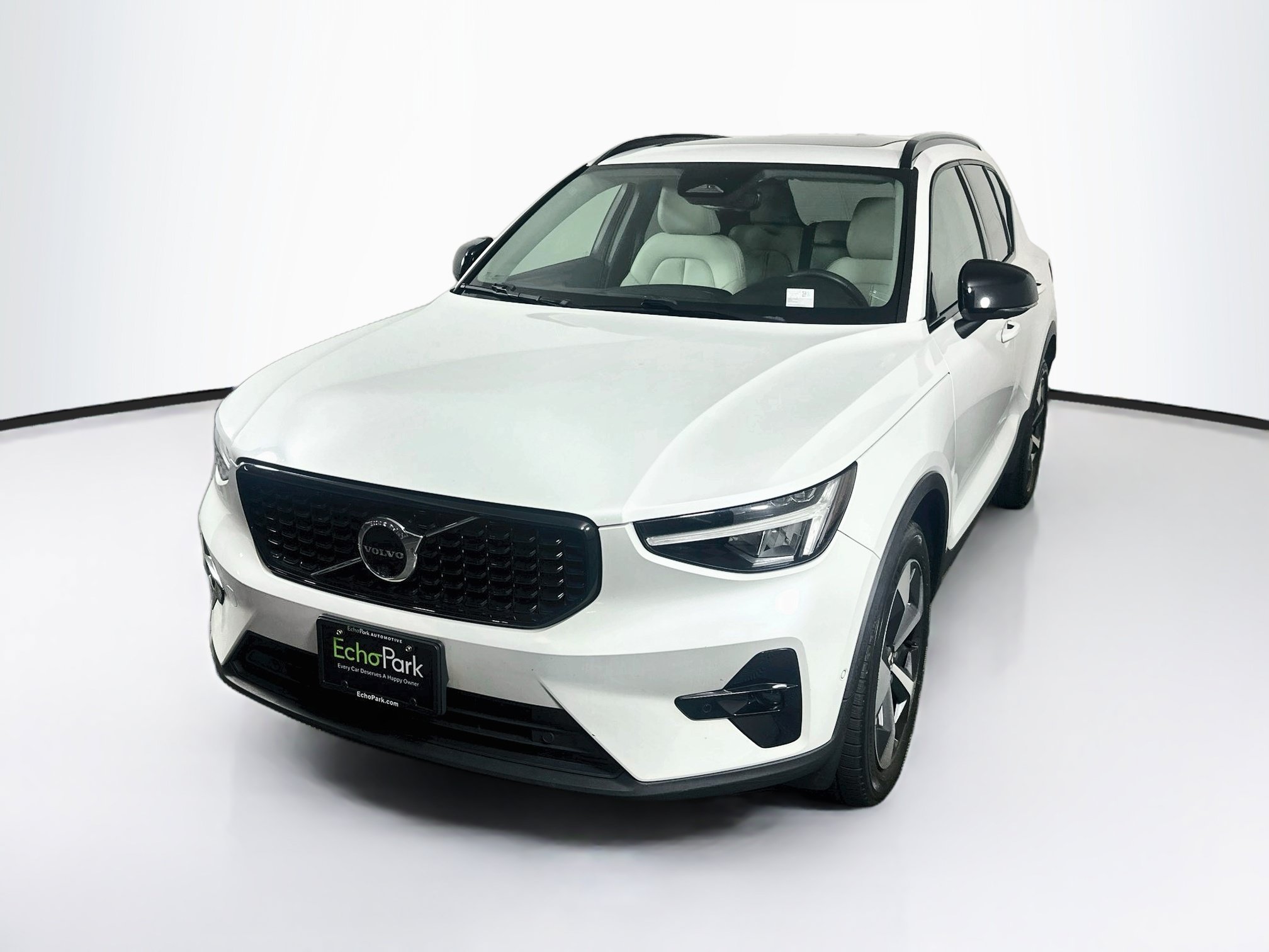 Used 2023 Volvo XC40 B4 Ultimate FWD image 3