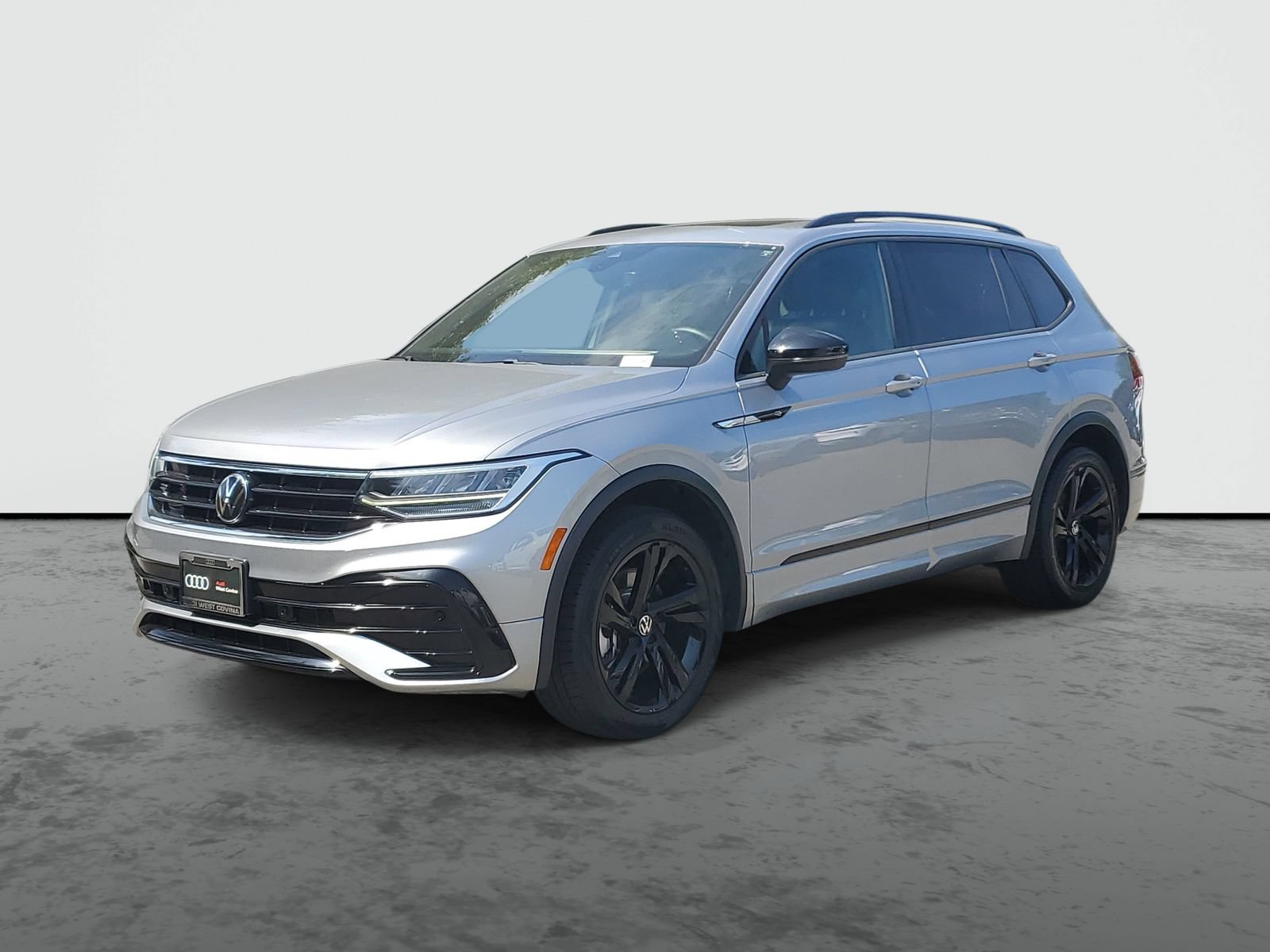 Used 2023 Volkswagen Tiguan SE R-Line FWD image 2