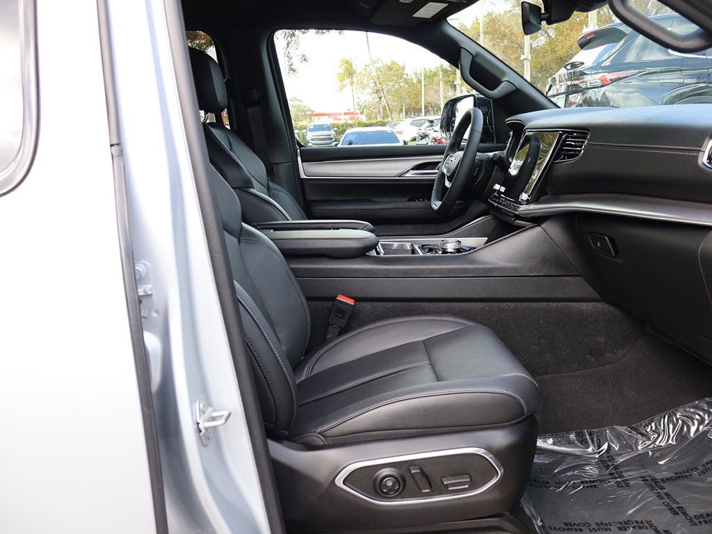 Used 2025 Jeep Wagoneer L Series II w/ 8-pass Seating Package AWD/4WD image 31