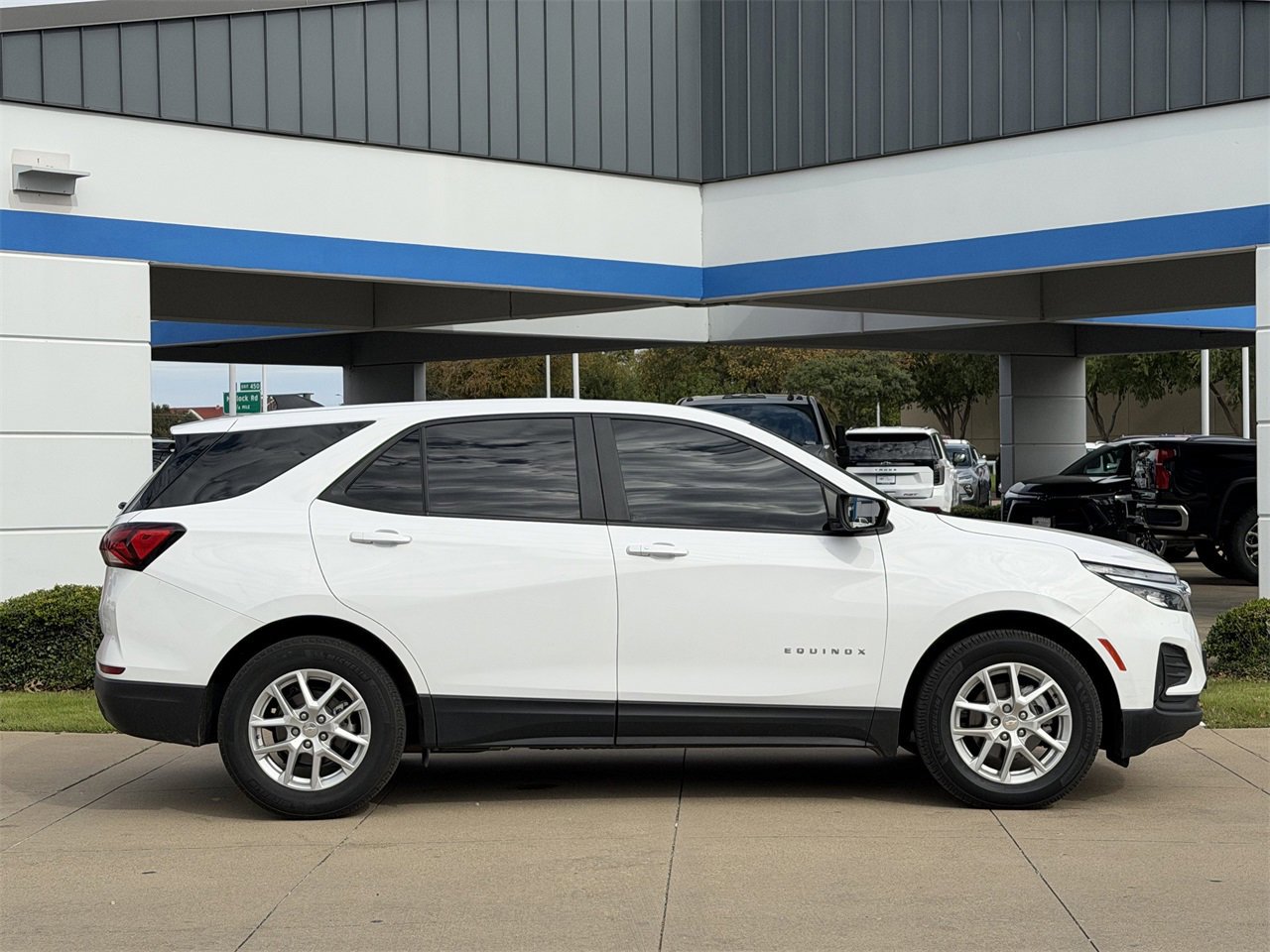 Used 2024 Chevrolet Equinox LS w/ LS Convenience Package image 3
