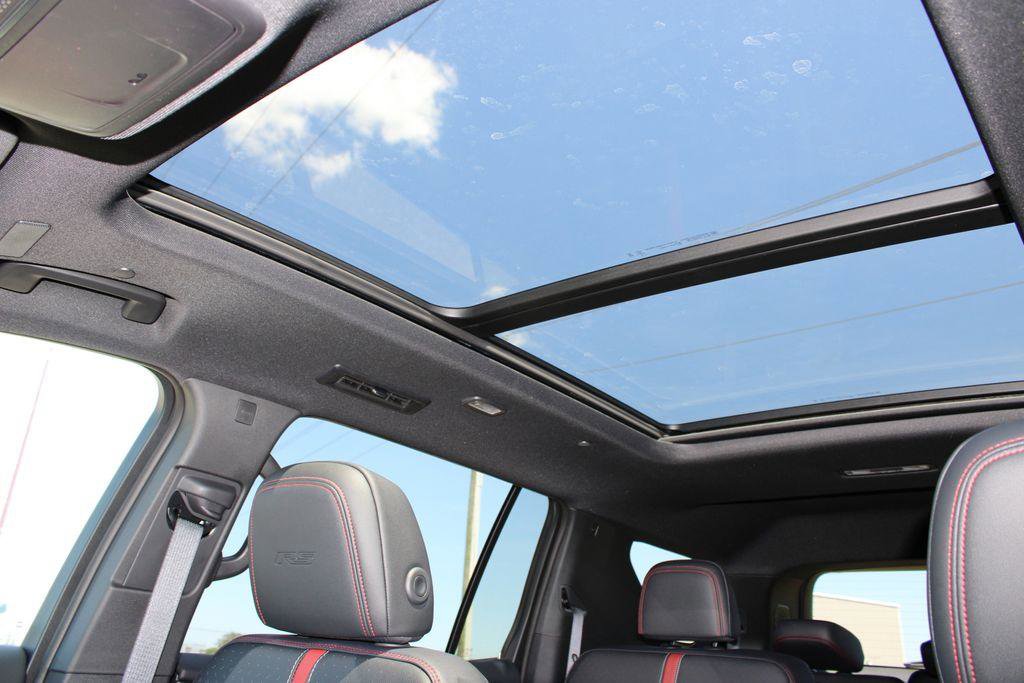 New 2026 Chevrolet Traverse RS w/ LPO, Floor Liner Package FWD image 17