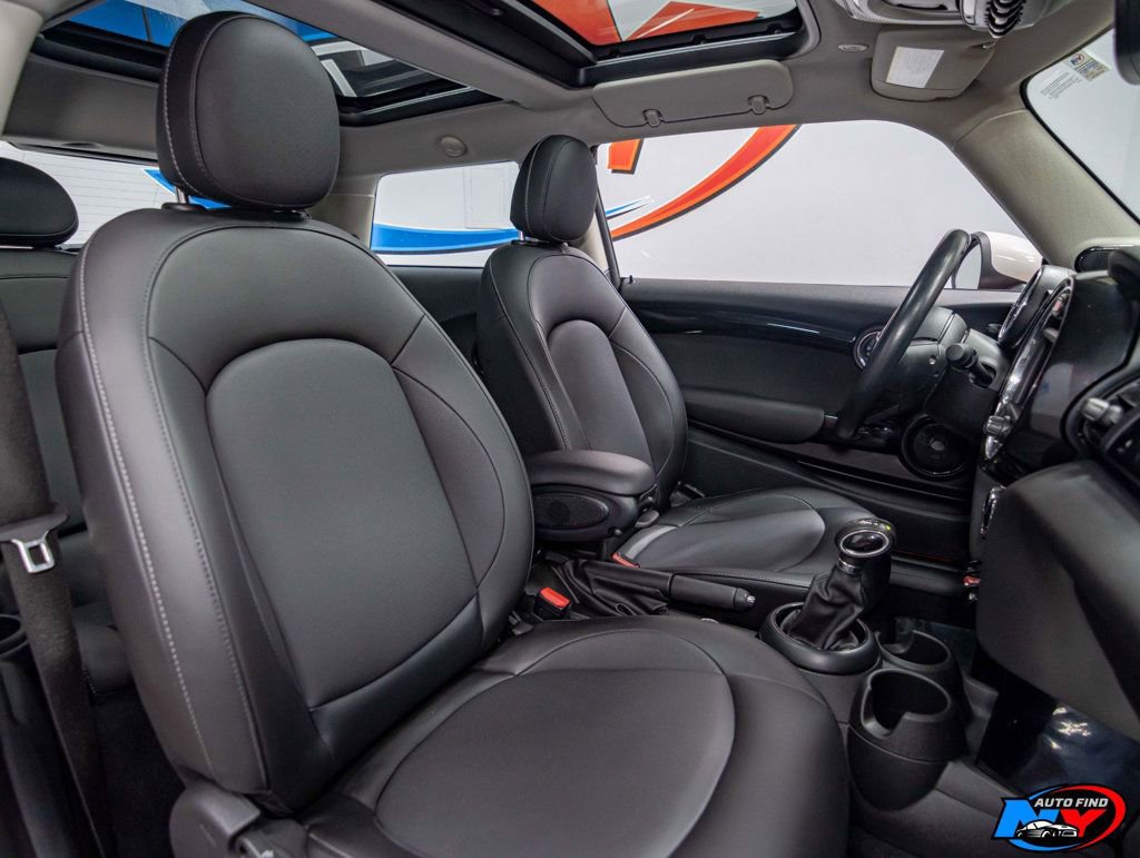 Used 2019 MINI Cooper 2-Door Hardtop w/ Premium Package image 21