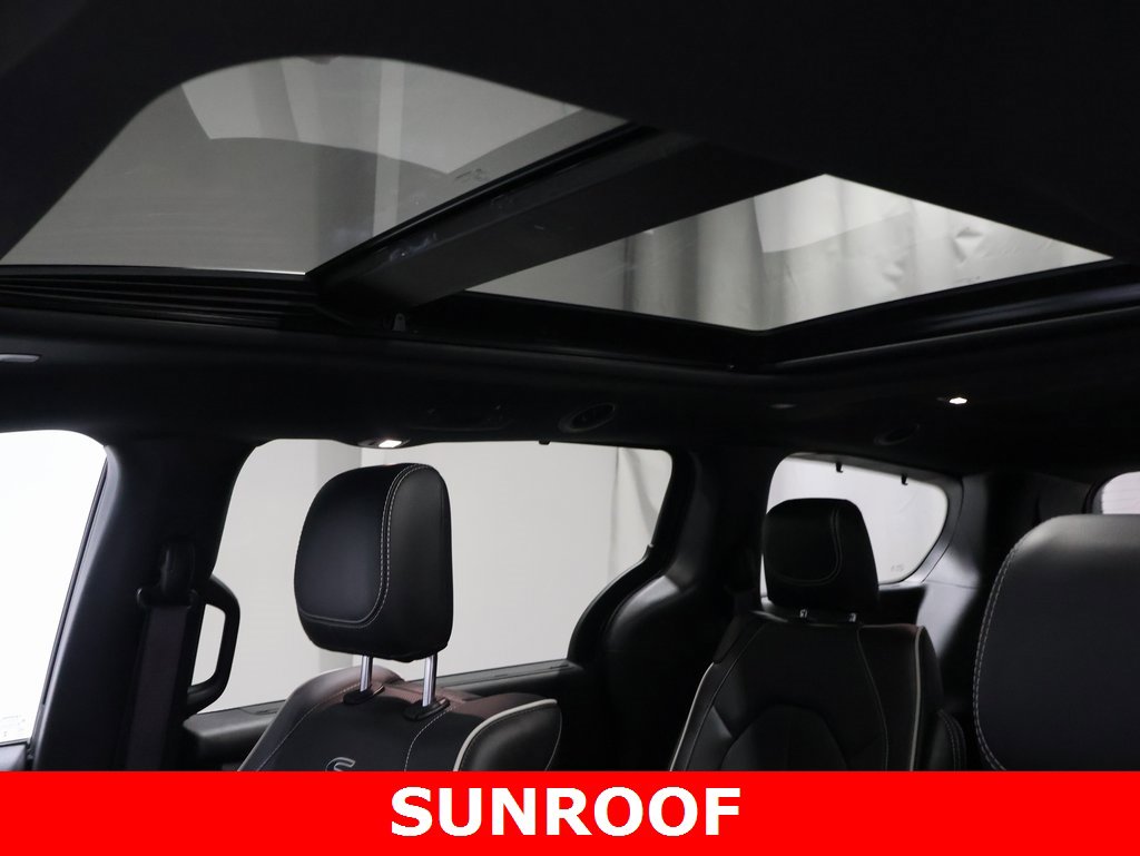 Used 2024 Chrysler Pacifica Limited w/ Uconnect Theater Family Group image 10
