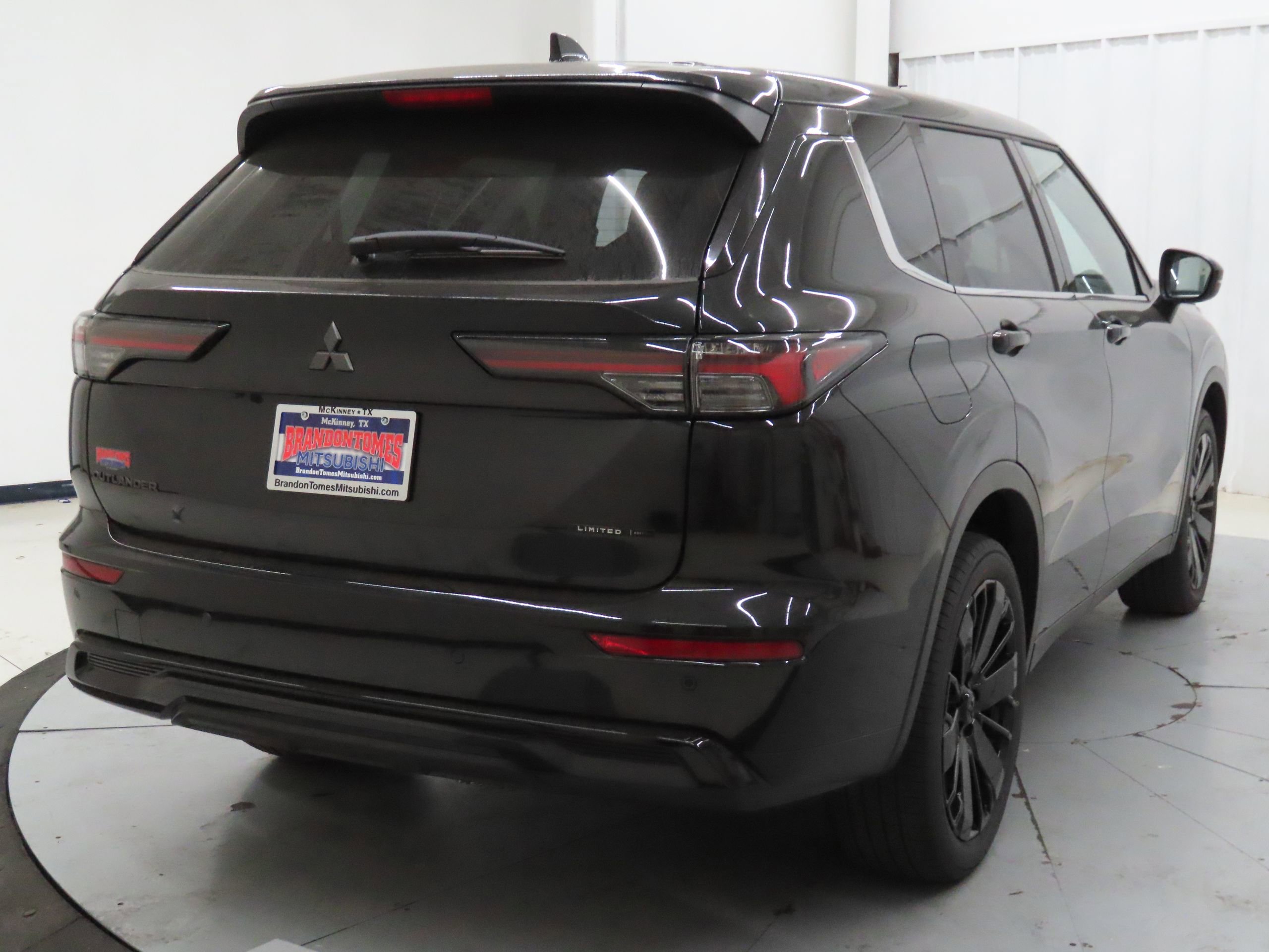 New 2026 Mitsubishi Outlander LE FWD image 3
