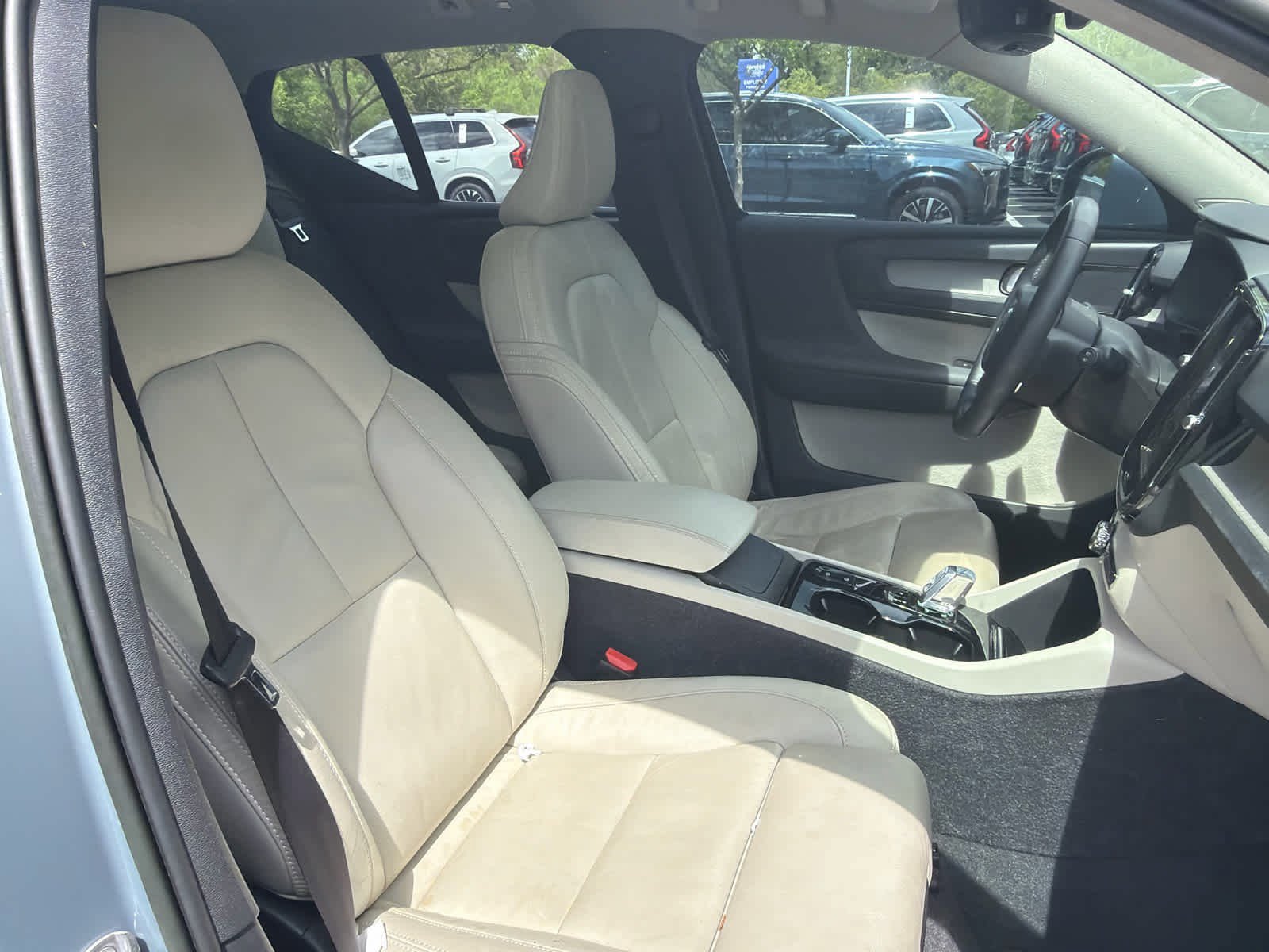 Certified 2023 Volvo XC40 B5 Plus w/ Protection Package Premier image 19