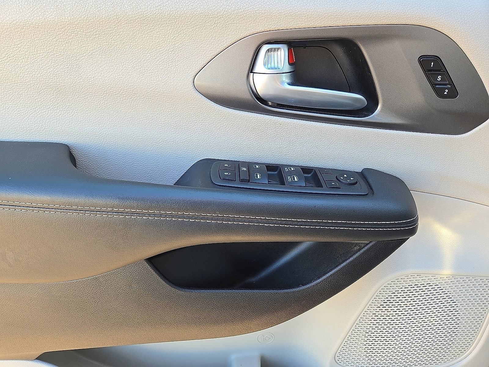 Used 2023 Chrysler Pacifica Touring-L FWD image 21