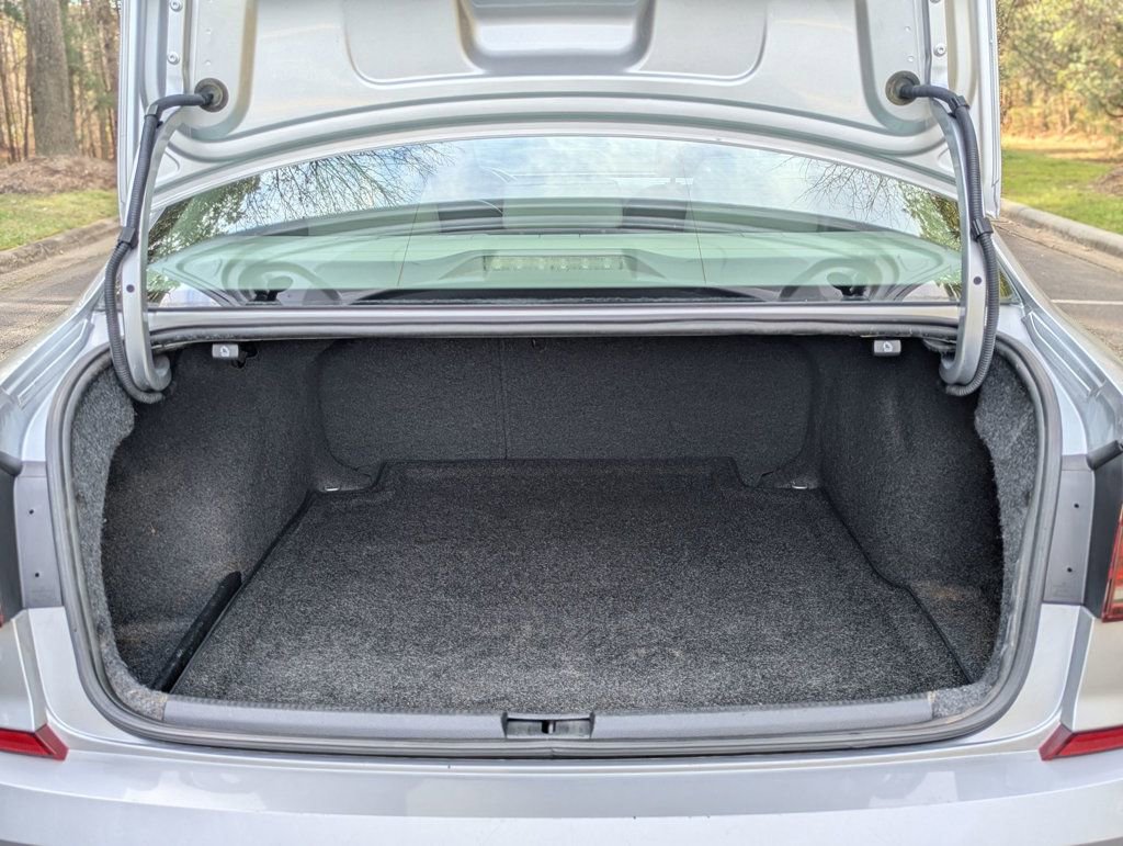 Used 2017 Volkswagen Passat 1.8T R-Line w/ R-Line Lighting Package image 13